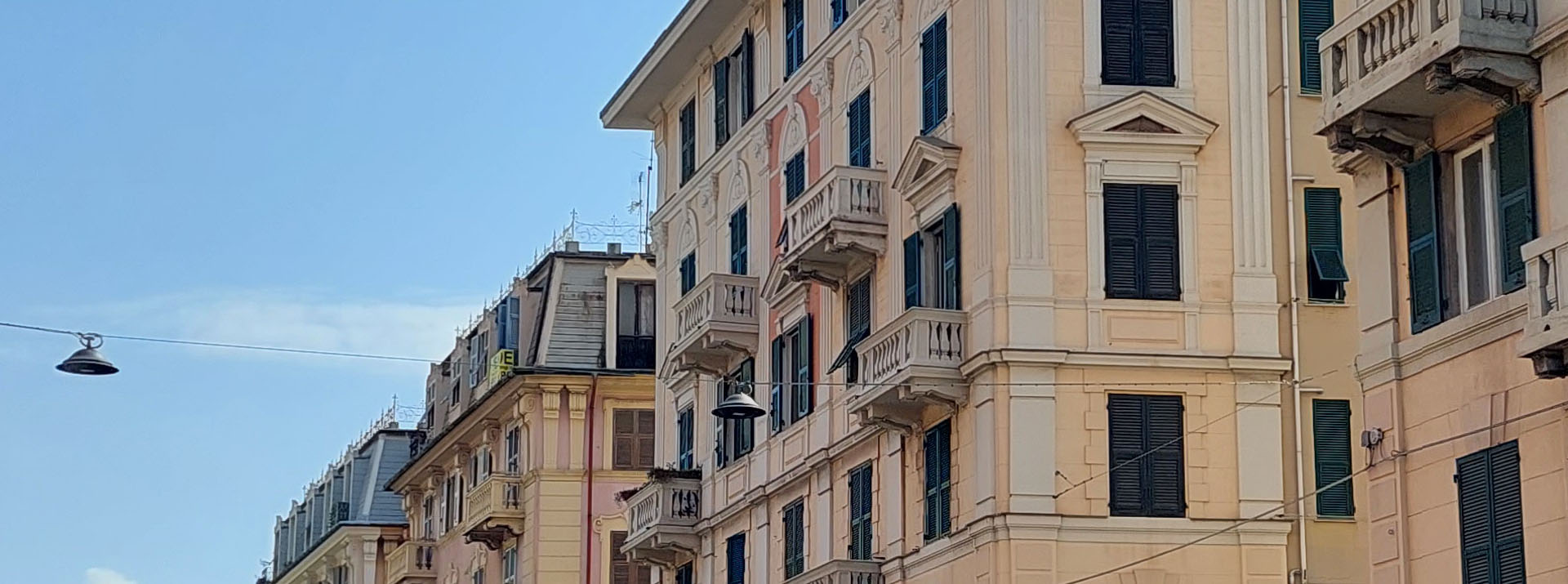 Riqualificazione delle facciate di via Cornigliano a Genova a cura di Boero